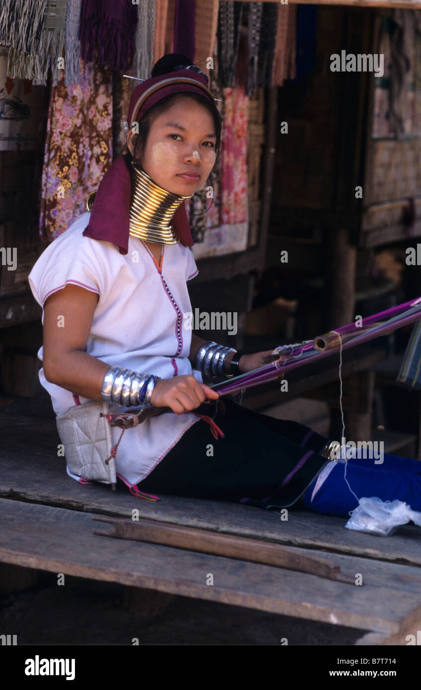 Padaung birmana Kayan (o) Karenni a collo lungo donna tessitura, in Refugge Camp, Mae Hong Son Provincia, Thailandia Foto Stock