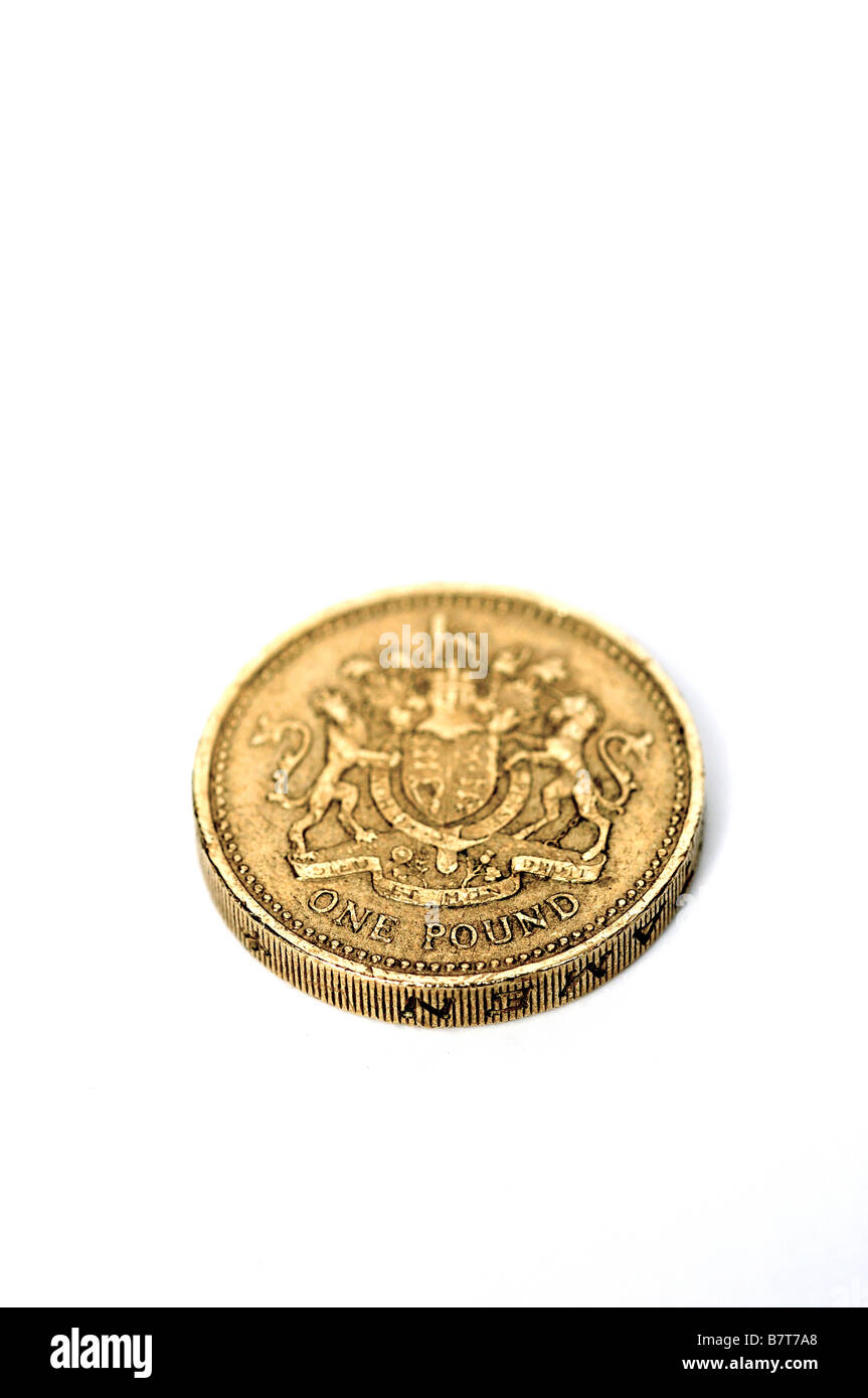 British una sterlina moneta su sfondo bianco Foto Stock