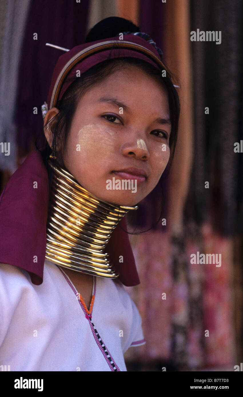 Ritratto di un Padaung birmana Kayan (o) Karenni a collo lungo donna, nel campo di rifugiati di Mae Hong Son Provincia, Thailandia Foto Stock