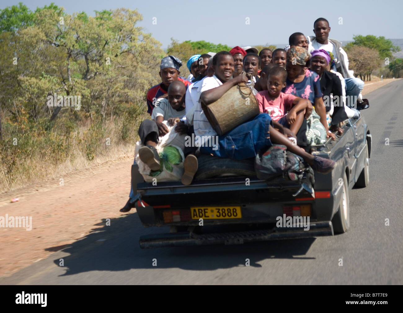 Non importa quanto duro volte ottenere la popolazione dello Zimbabwe continuano ad essere tra i friendlist la maggior parte del divertimento di amare le persone in tutto il mondo Foto Stock