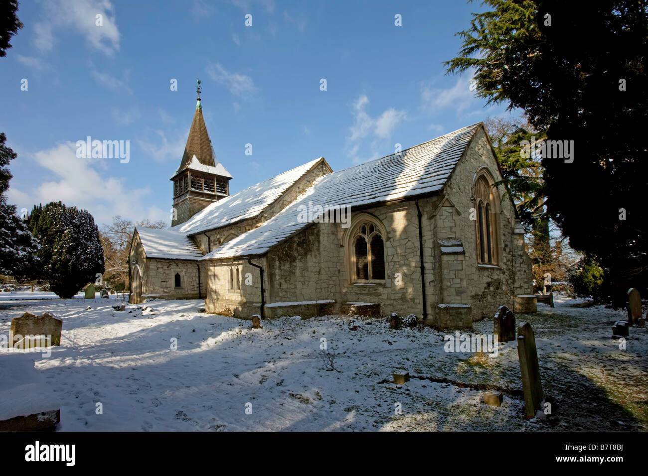 San Bartolomeo la chiesa a Leigh Surrey nella neve Foto Stock