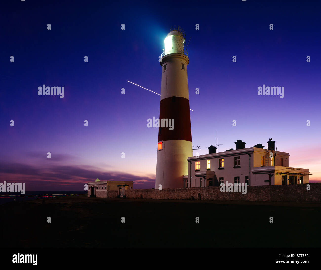 Faro di Portland Bill al tramonto sulla Dorset Jurassic Coast, Inghilterra. Il pianeta Venere è visto attraversare il cielo notturno durante una esposizione di 1 ora. Foto Stock