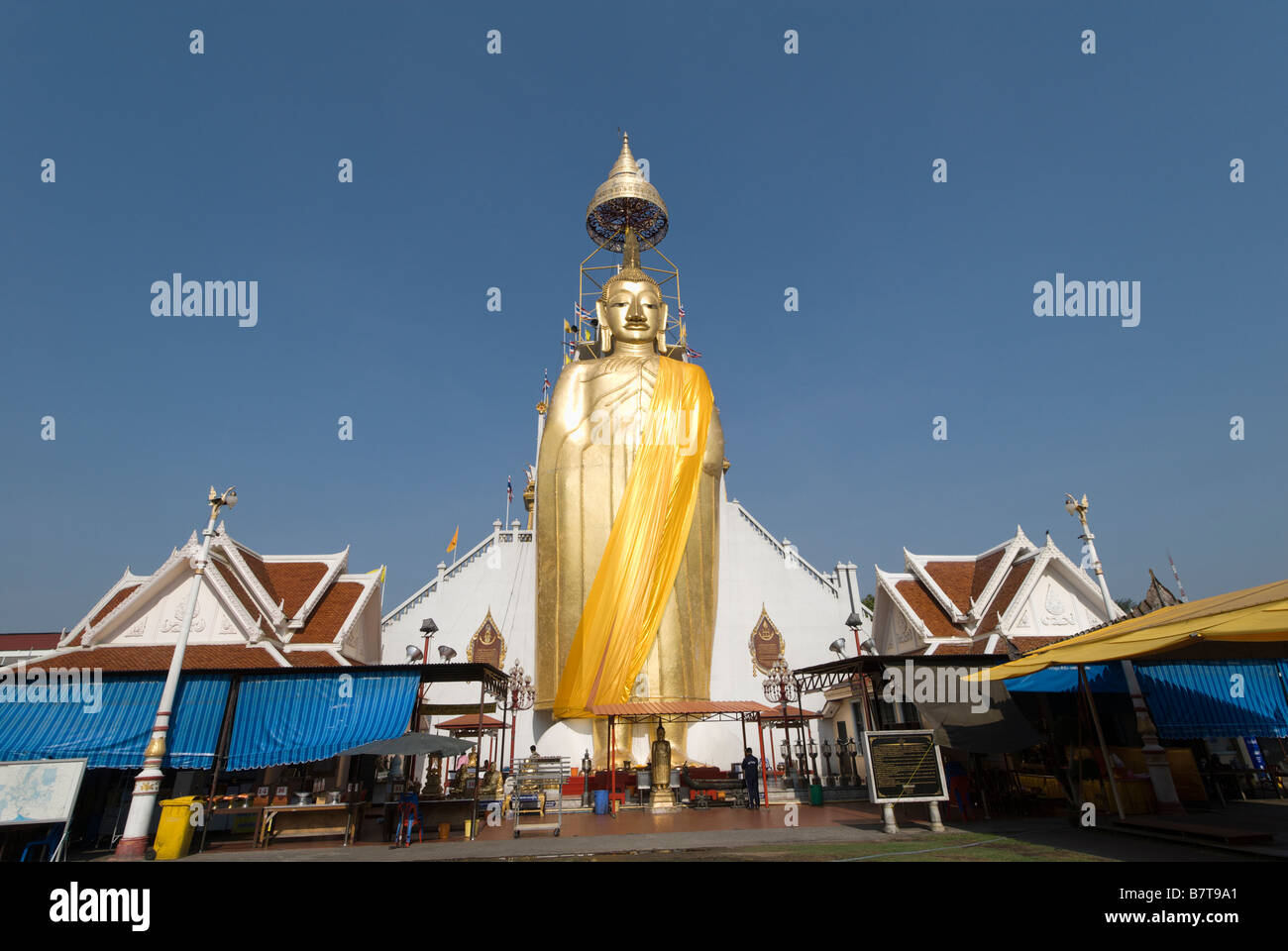 32m golden statua di Budda tempio Buddista Wat Intharavihan nel quartiere di Dusit di Bangkok in Thailandia Foto Stock