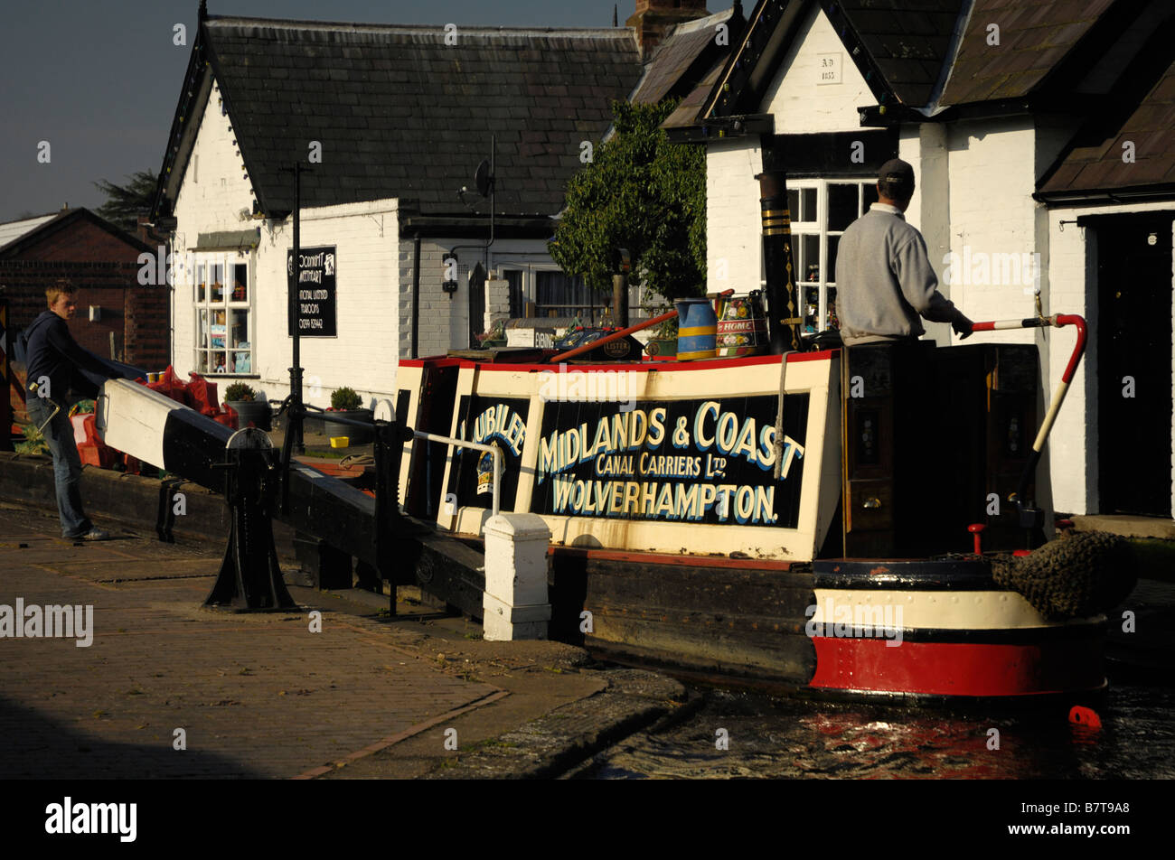 Barca stretta passando attraverso il blocco a Stourport, in Staffordshire e Worcestershire Canal Foto Stock