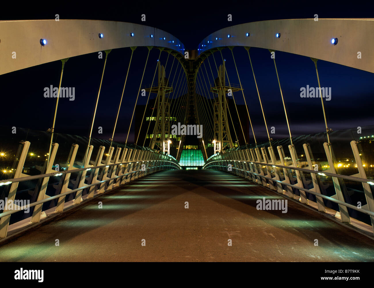 Ponte di Lowry, Salford Quays, Manchester, Regno Unito, di notte Foto Stock