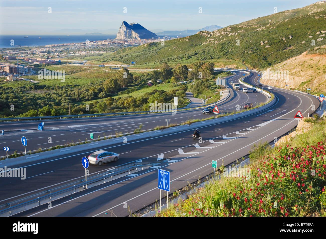 Vista di Gibilterra con l'Africa dalla A383 autopista nei pressi di La Línea de la Concepción, la provincia di Cadiz Cadice, Spagna Foto Stock