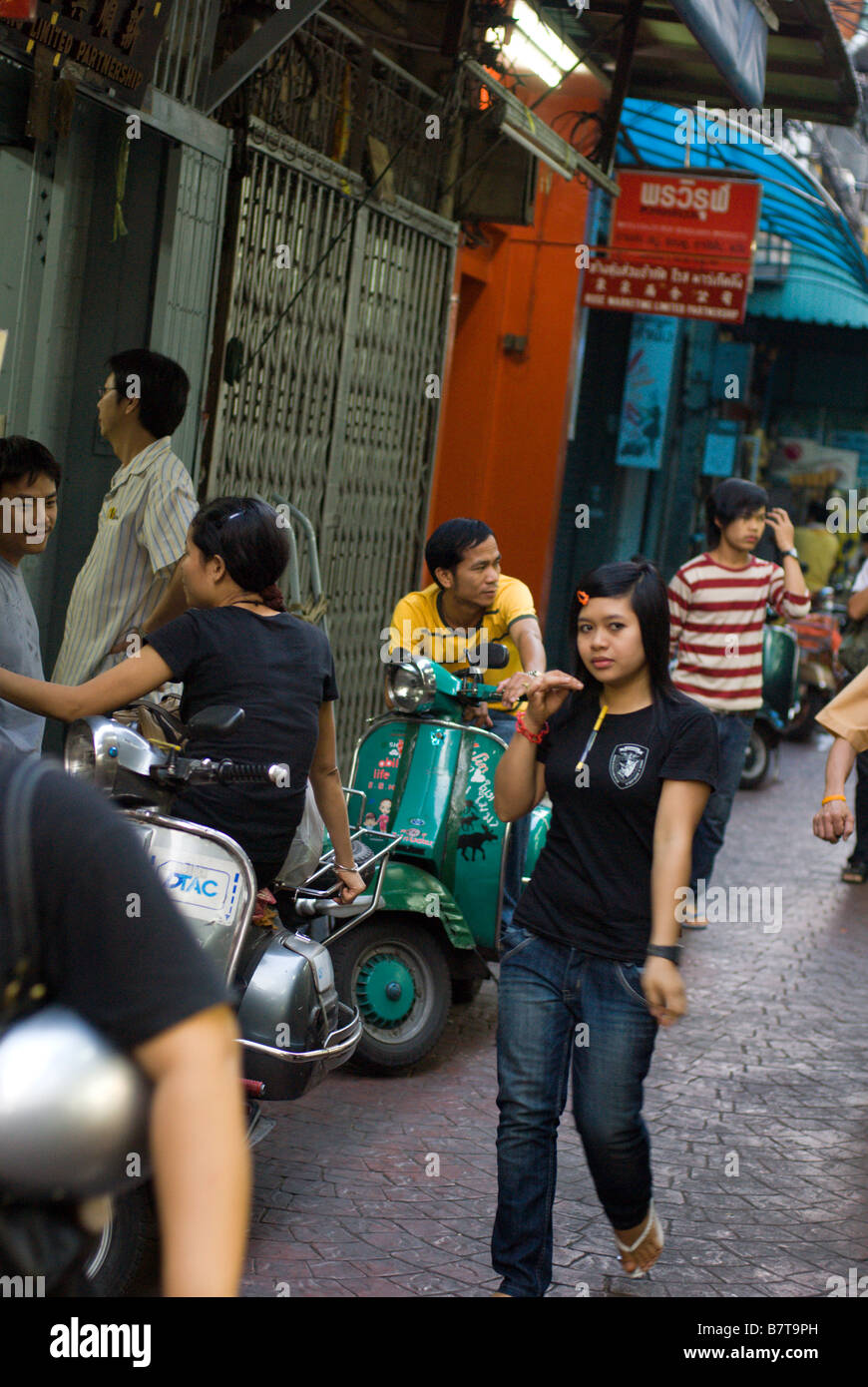 Moda giovane Thai s appendere fuori con il popolare Classic Vespa scooter Chinatown nel centro di Bangkok in Thailandia Foto Stock