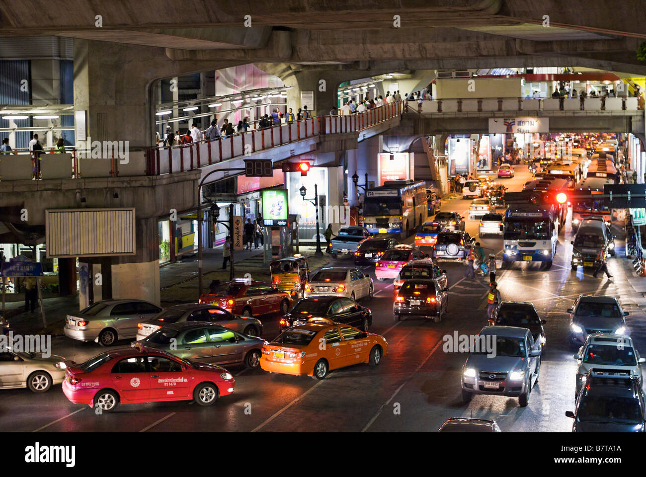 Il traffico pesante congestione Pathumwan quartiere centrale di Bangkok in Thailandia Foto Stock