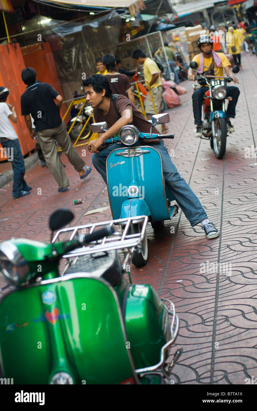 Moda giovane Thai s appendere fuori con il popolare Classic Vespa scooter Chinatown nel centro di Bangkok in Thailandia Foto Stock