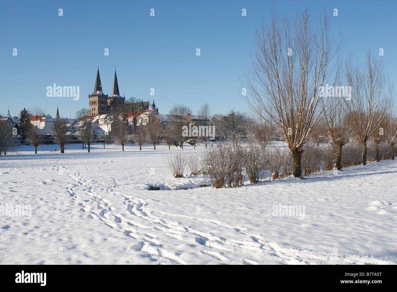 Xanten, Blick von Südosten auf den Dom, Niederrheinlandschaft mit Kopfweiden im Schnee Foto Stock