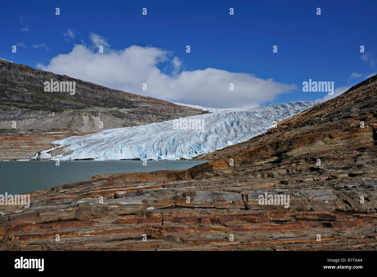 Linguetta sul ghiacciaio o muso dalla Svartisen tappo di ghiaccio cade in un lago di acqua di disgelo Osterdalen Norvegia Foto Stock