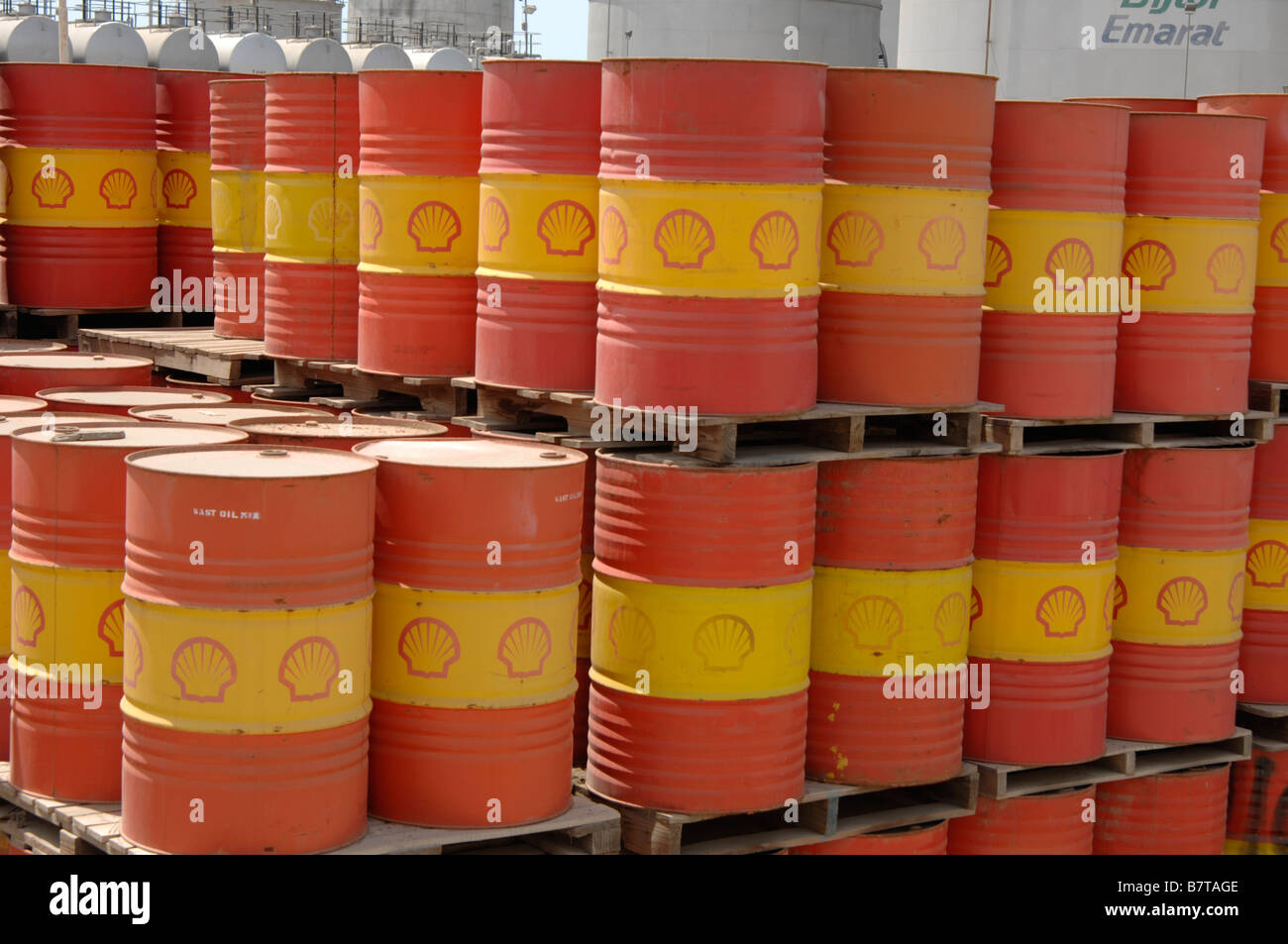 I fusti di olio impilati insieme con il marchio della Shell Oil Company Foto Stock