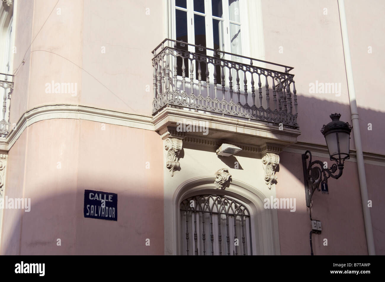 Finestra e un balcone di edificio tradizionale nel centro storico di Valencia. Foto Stock