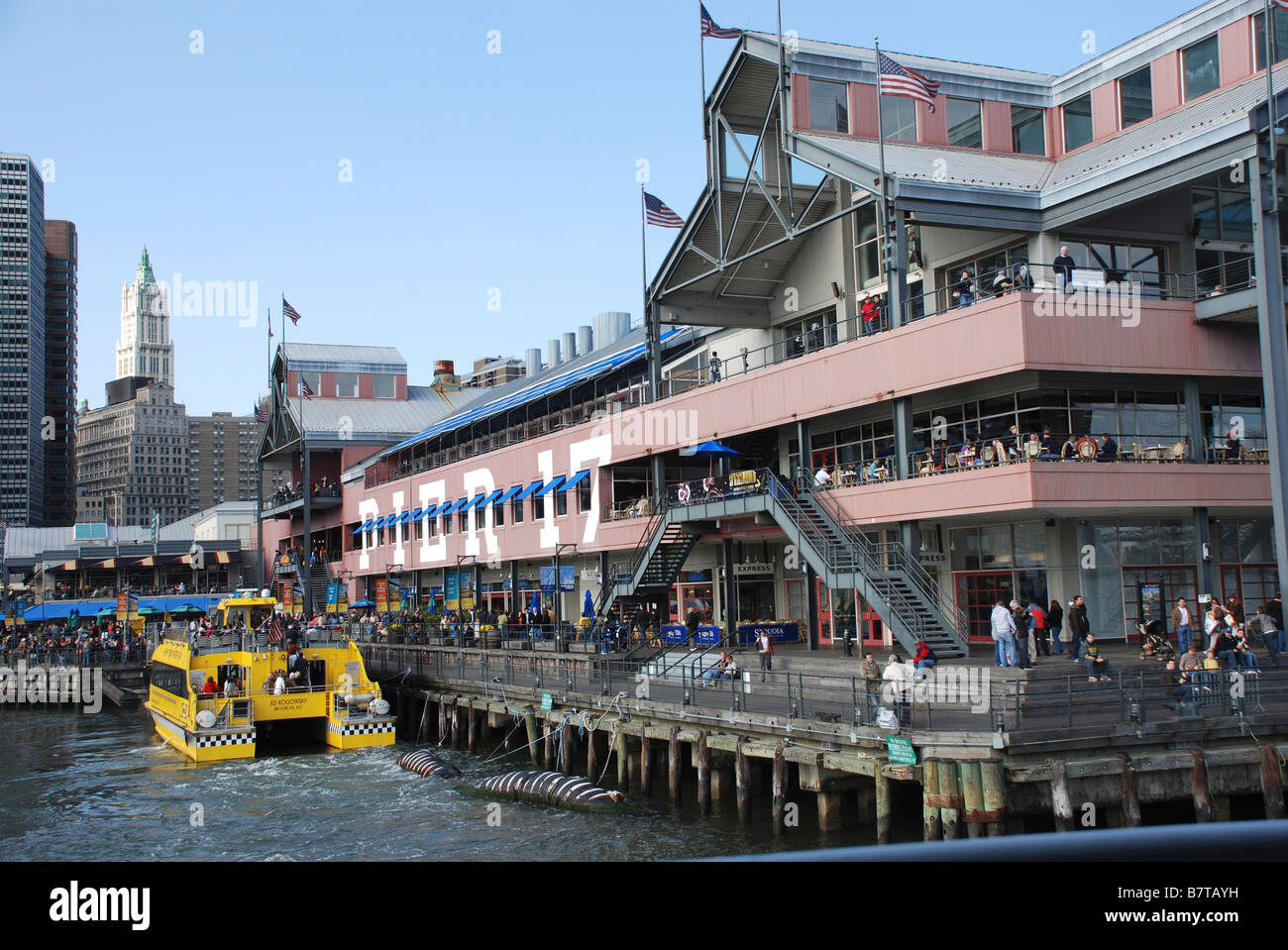 Pier 17 South Street Seaport con taxi d'acqua Foto Stock
