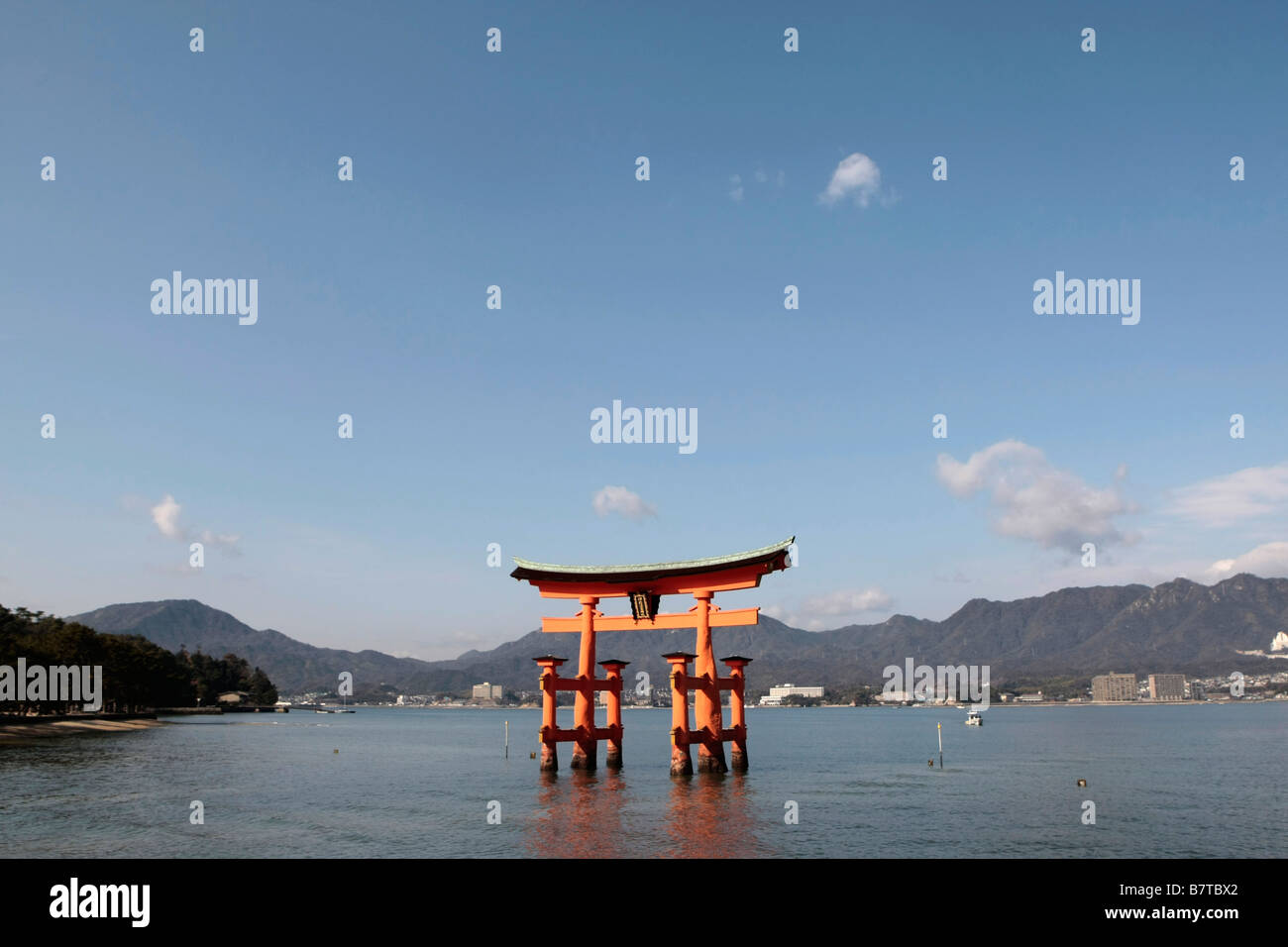 La floating gate Torii al santuario di Itsukushima sull'isola di Miyajima, Giappone. Foto Stock
