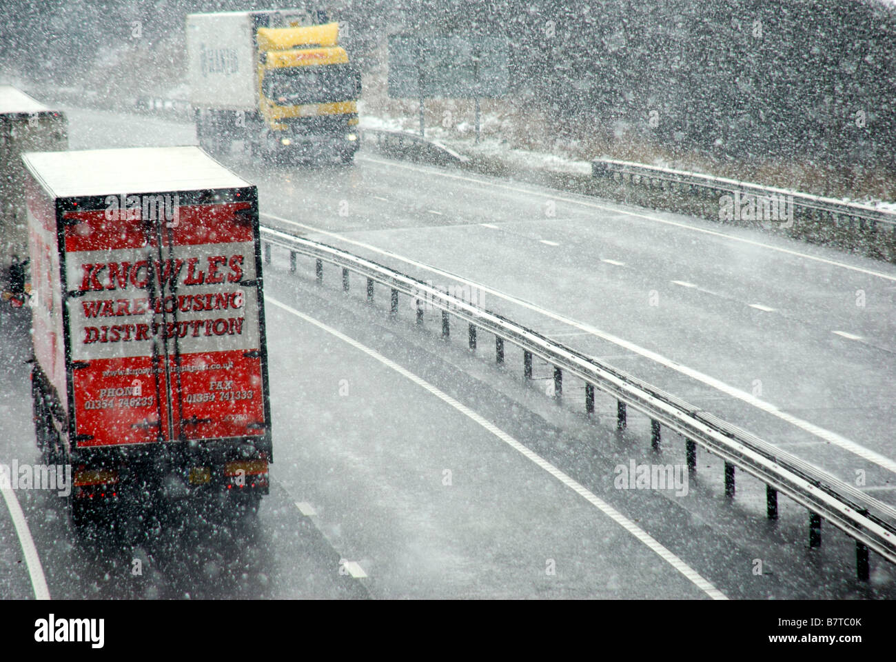I camionisti sulla A1 guida in condizioni di Blizzard 2009. Foto Stock