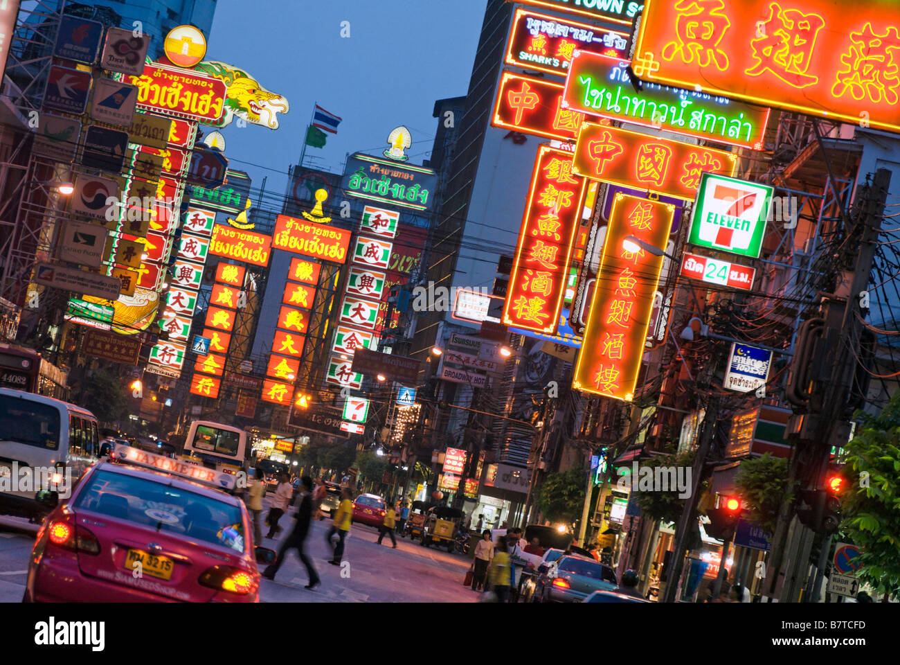 Visualizza in basso Thanon Yaowarat road nel centrale quartiere di Chinatown di Bangkok in Thailandia Foto Stock