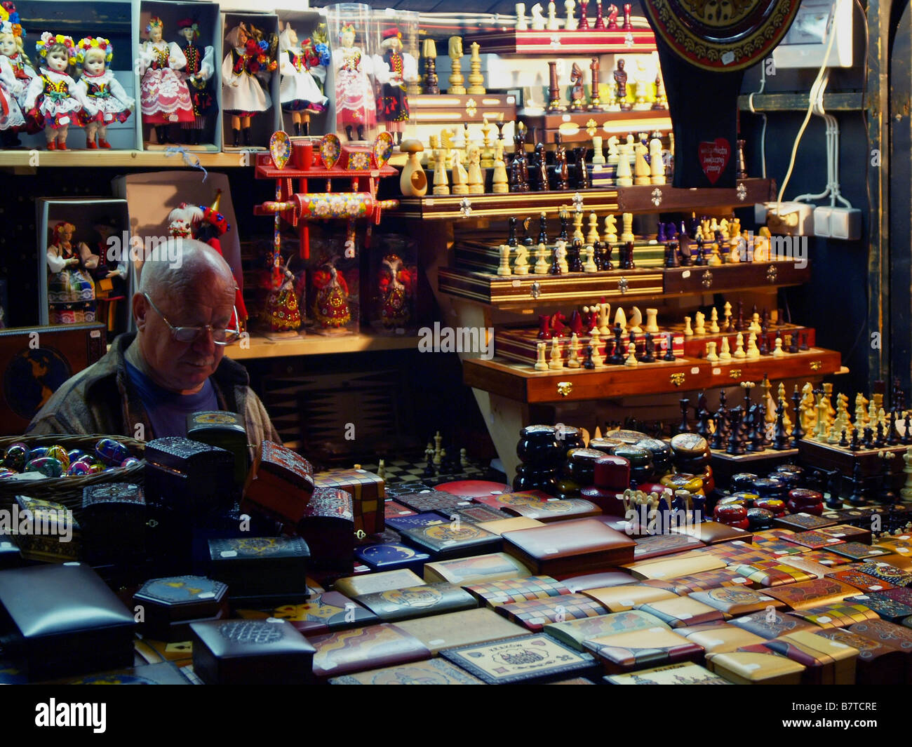 Pezzi di scacchi o imposta e altre curiosità sul display in una stalla al mercato Sukiennice a Cracovia, Polonia. Foto Stock