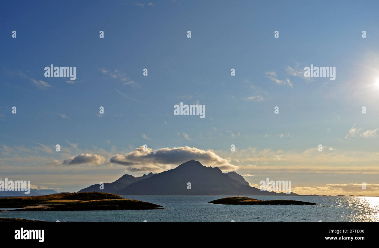 L'isola di Luroy nella luce della sera vicino Stokkvagen Norvegia Foto Stock