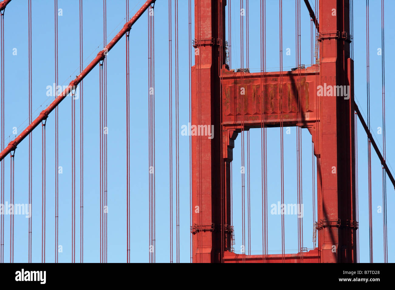 Vista ravvicinata della torre sud e i cavi del Golden Gate Bridge di San Francisco, California Foto Stock