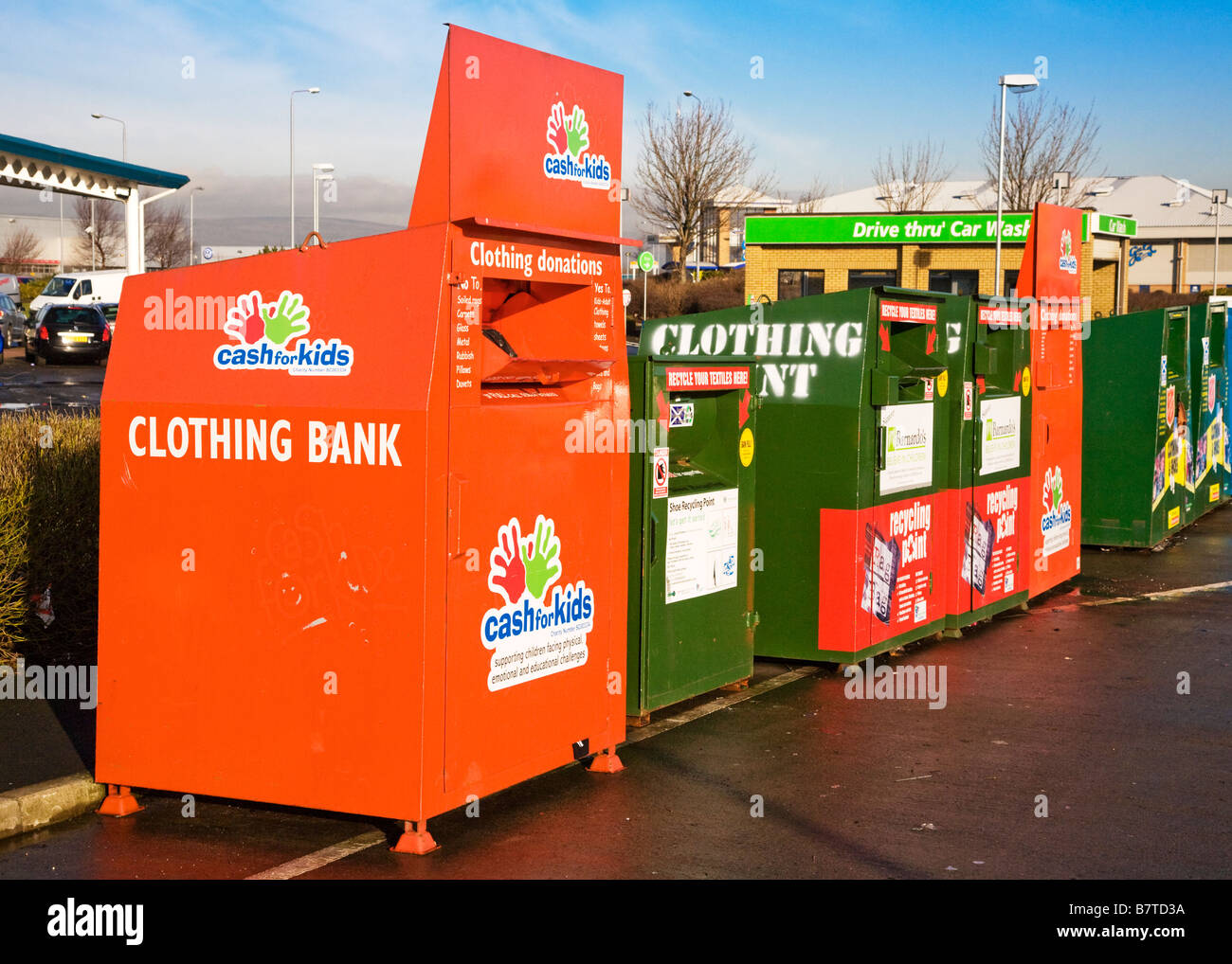 Una banca dei cassonetti per il riciclaggio in un supermercato parcheggio auto. Foto Stock