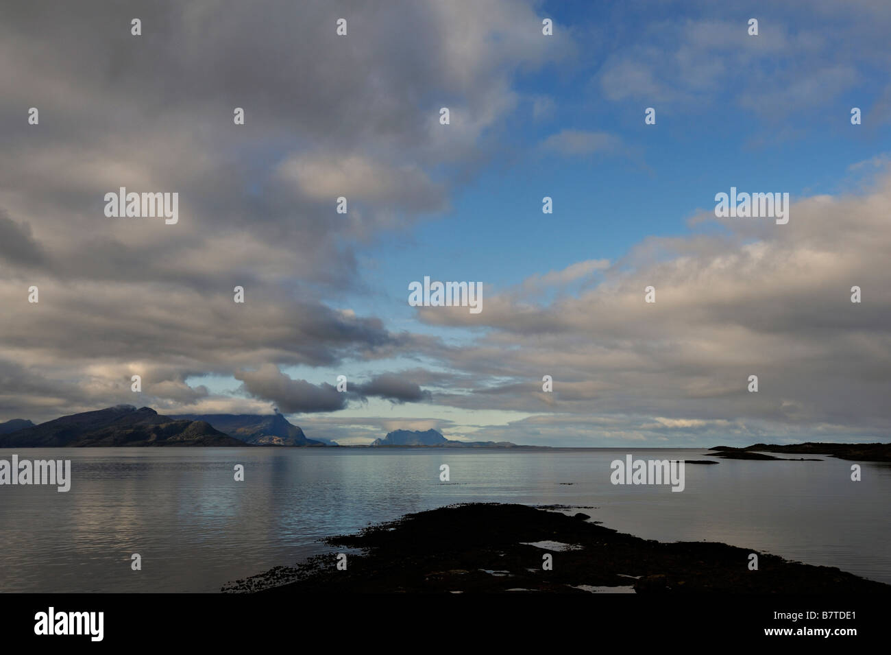 Ampia vista del Fleinvaer isole e testa di Skagen attraverso Saltfjord off Bodo nord ovest della Norvegia Foto Stock