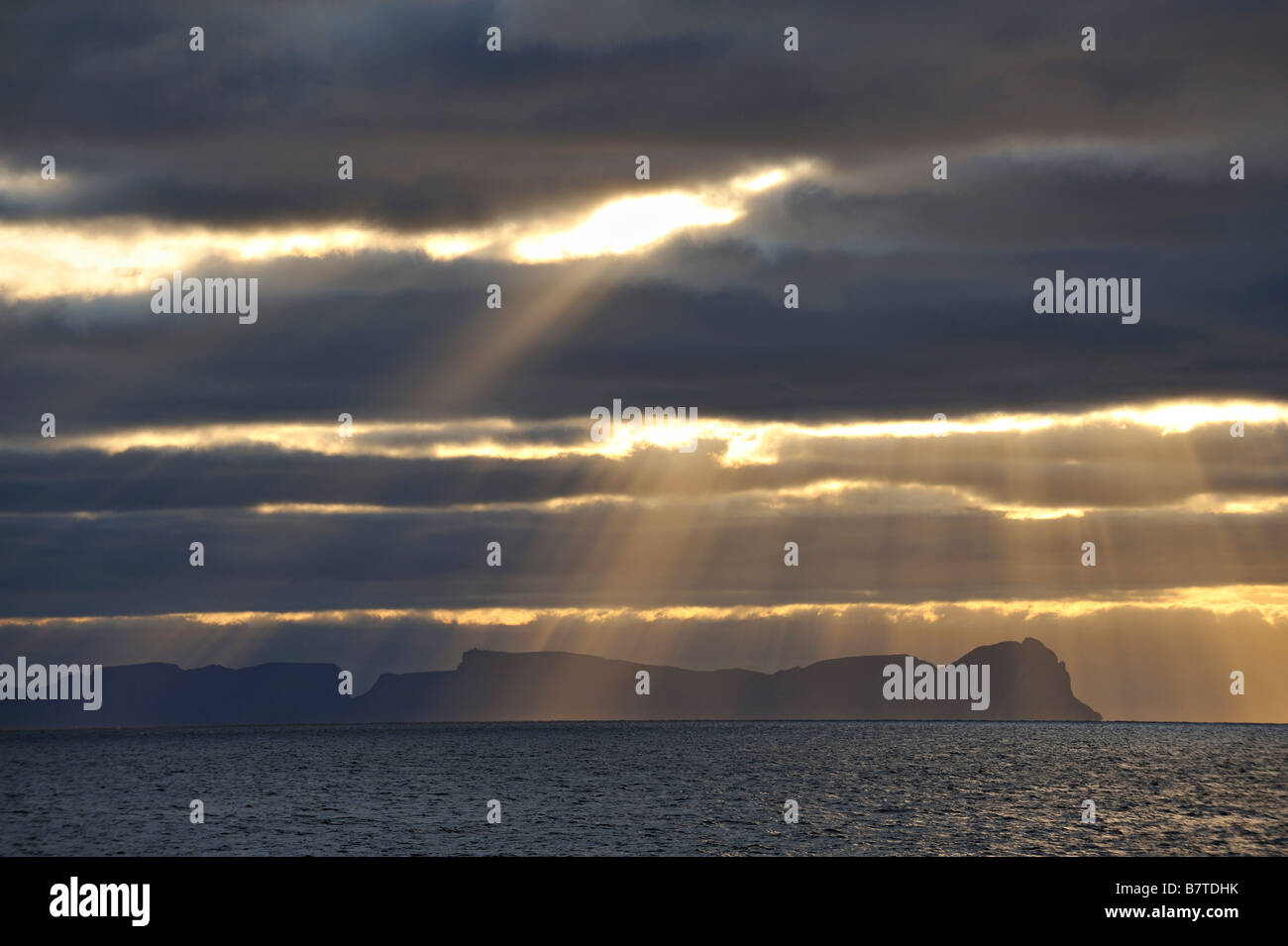 Oceanic tramonto con l'isola di Vaeroy all'orizzonte nord ovest della Norvegia Foto Stock