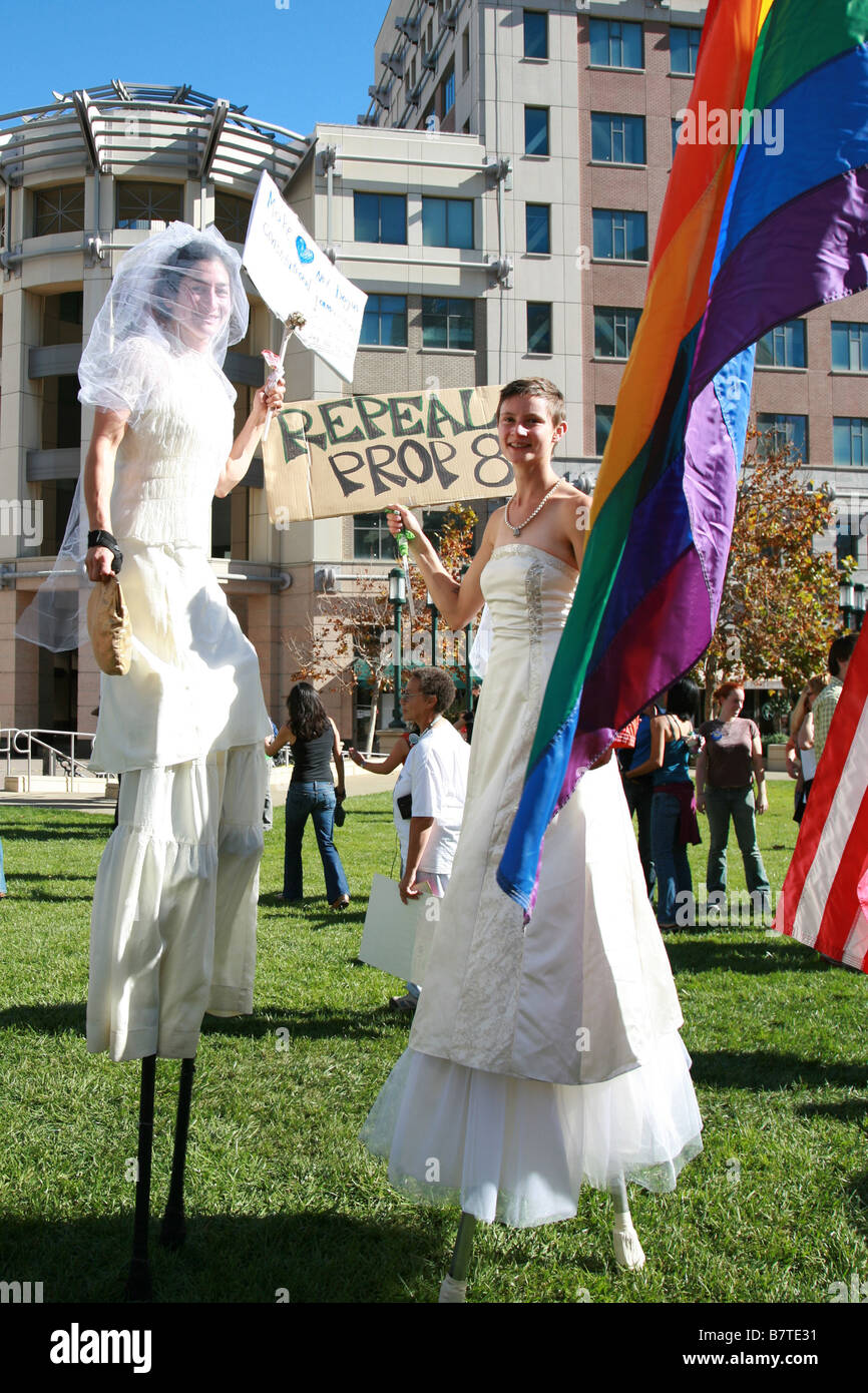 Due donne in abiti da sposa a No In prop 8 Same-Sex matrimonio Rally e Marzo a Oakland, in California Foto Stock
