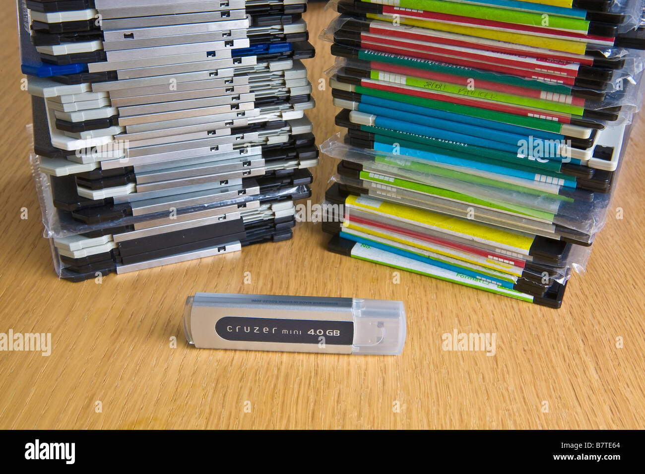 Moderne unità flash confrontato con obsoleti i dischi floppy da 3,5 pollici Foto Stock