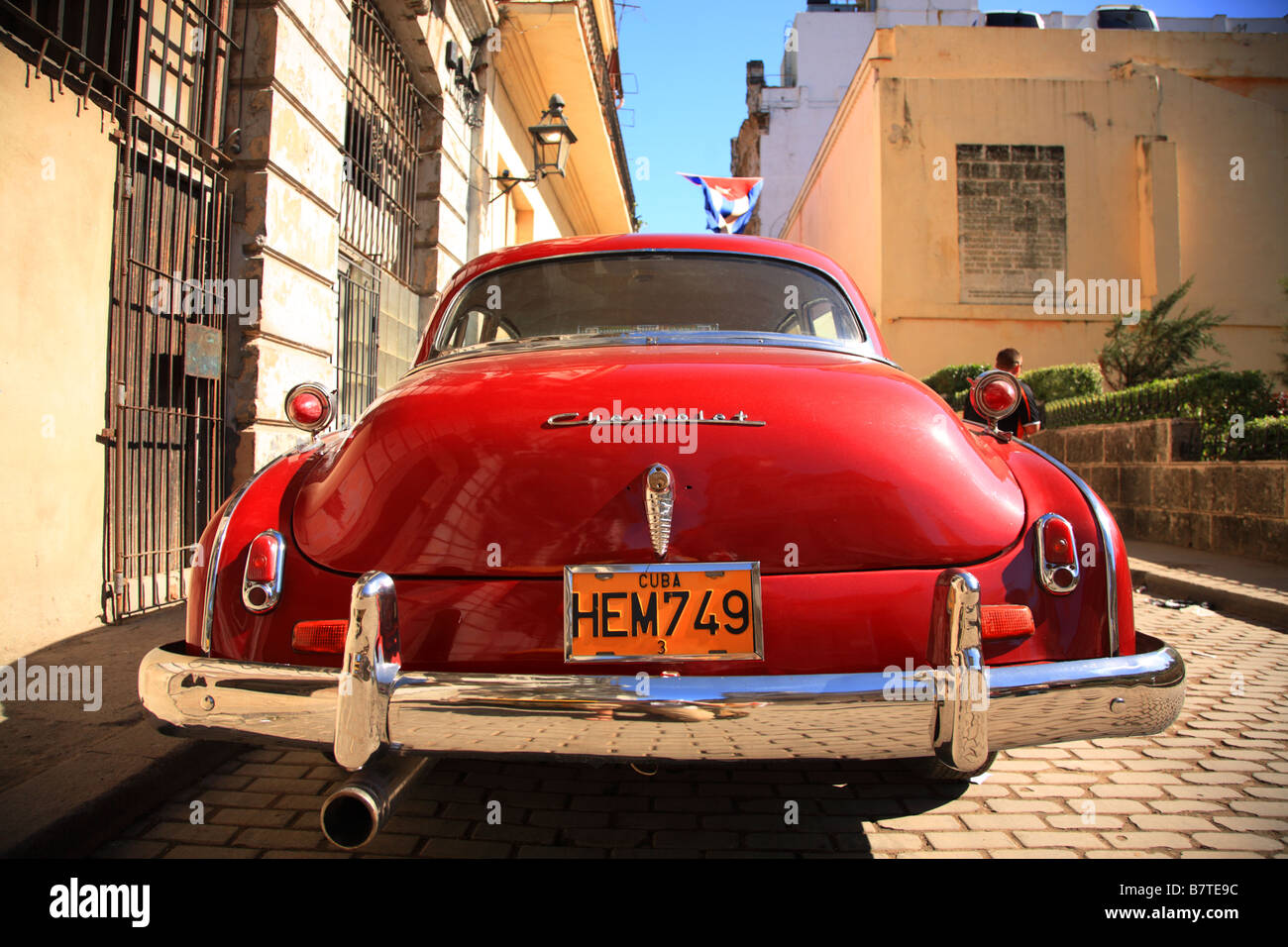 Red Chevrolet sulle strade di La Habana Cuba con la bandiera di Cuba Foto Stock
