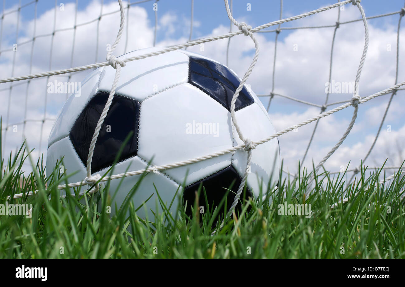 Soccer obiettivo in obiettivo net contro il cielo blu Foto Stock