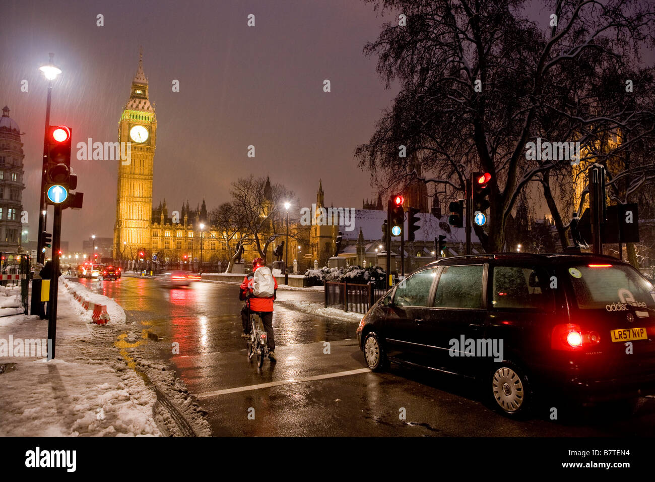 Sulle vetture di un inverno nevoso notte Parliament Square Londra Regno Unito Europa Foto Stock