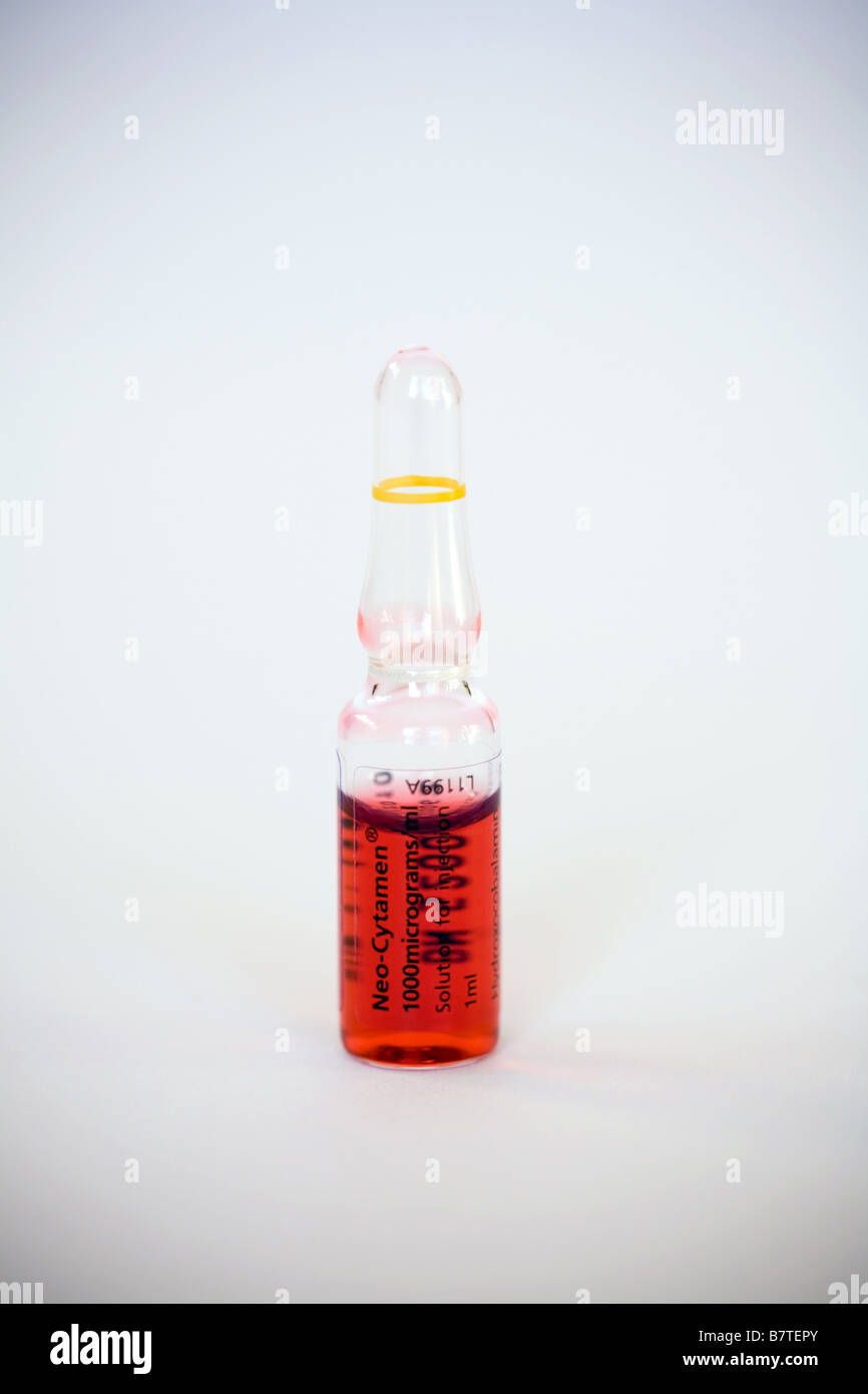 Un flaconcino di idrossicobalamina (vitamina B12) Foto Stock