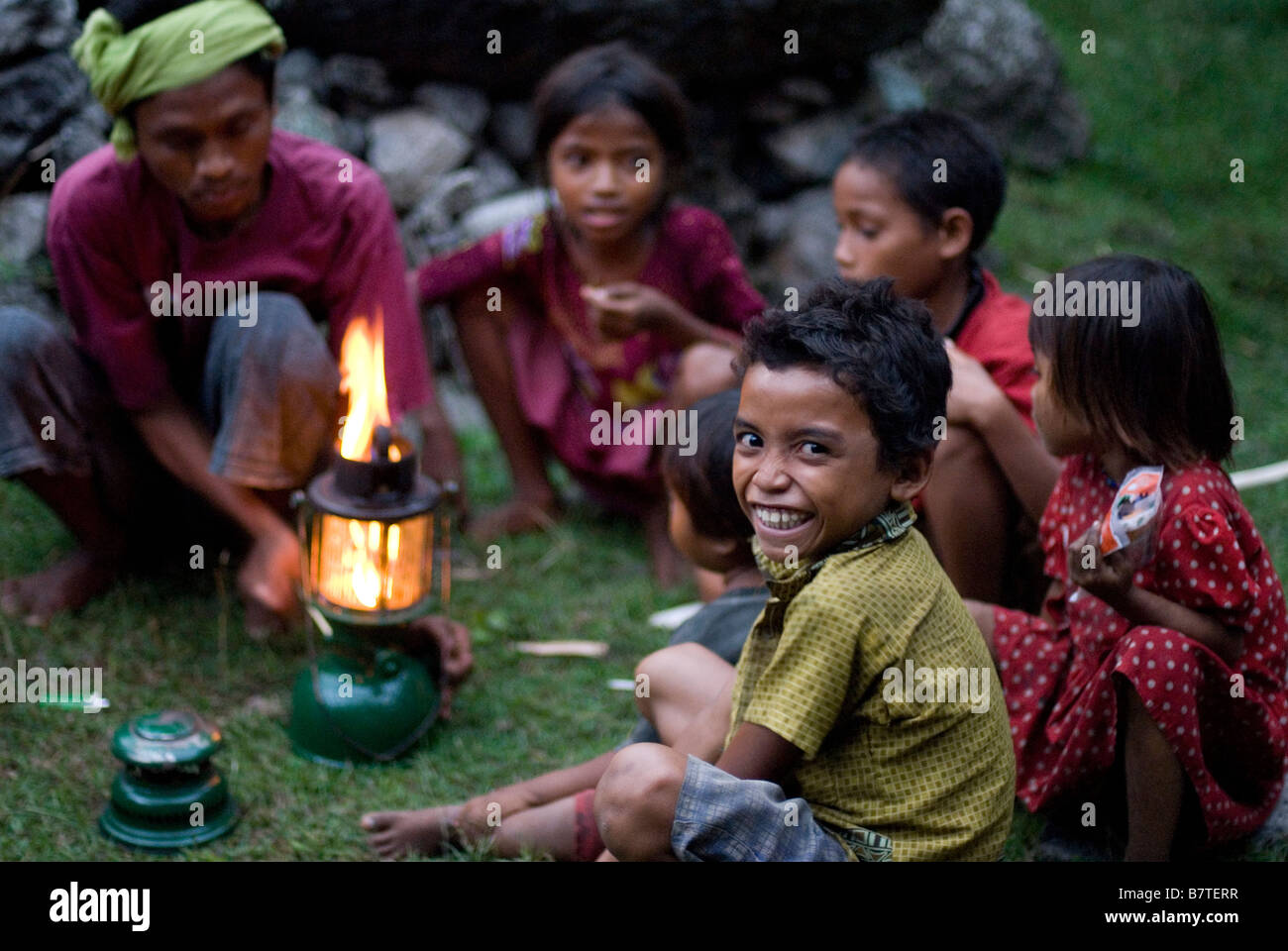 L'illuminazione notturna della lampada a petrolio la famiglia s solo fonte di illuminazione è quasi una cerimonia in molte famiglie Sumba Foto Stock