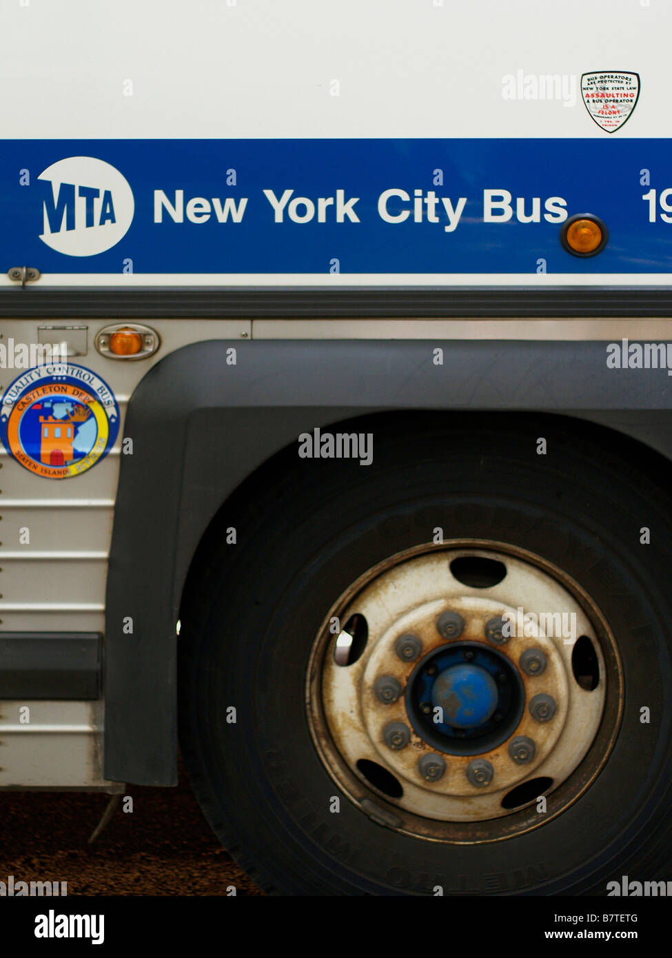 Ruota e di lato di una New York City bus MTA che mostra il logo di MTA. Foto Stock