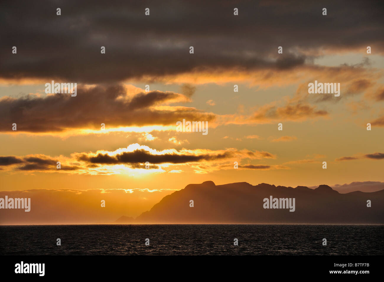 Oceanic tramonto con il sud delle isole Lofoten all'orizzonte nord ovest della Norvegia Foto Stock