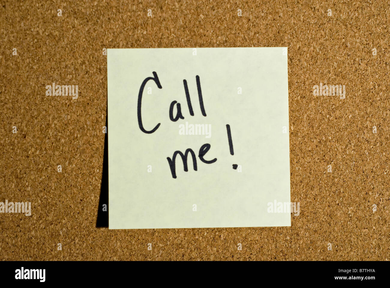 Post-it o un memo su una bacheca di sughero che dice call me. Foto Stock