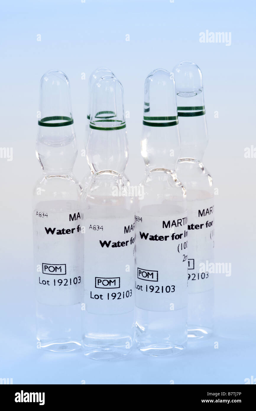 Quattro fiale di acqua sterile per iniezione Foto Stock