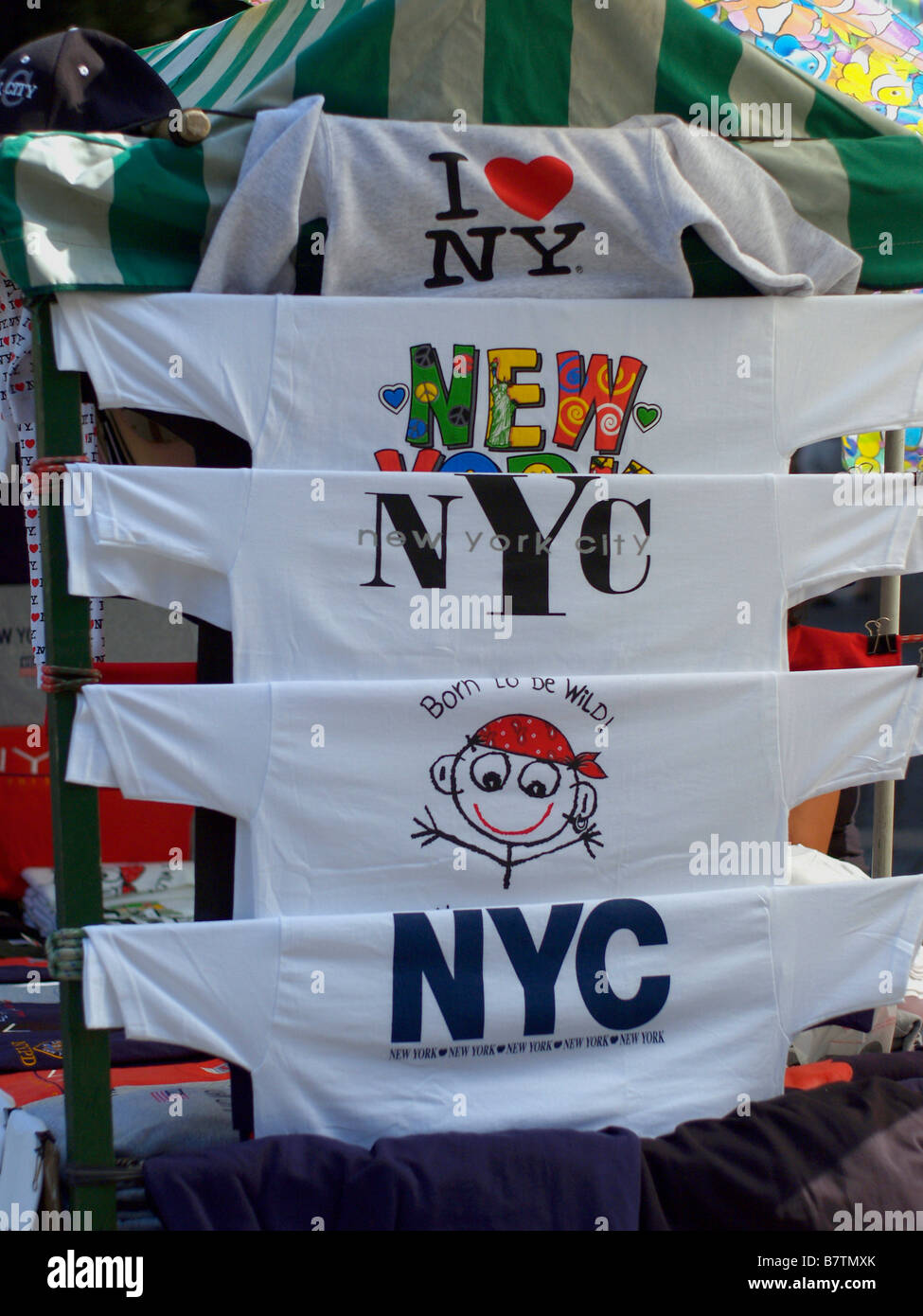 Una varietà di NY e NYC t-shirt in vendita presso una strada carrello vicino a Columbus Circle a New York City. Foto Stock