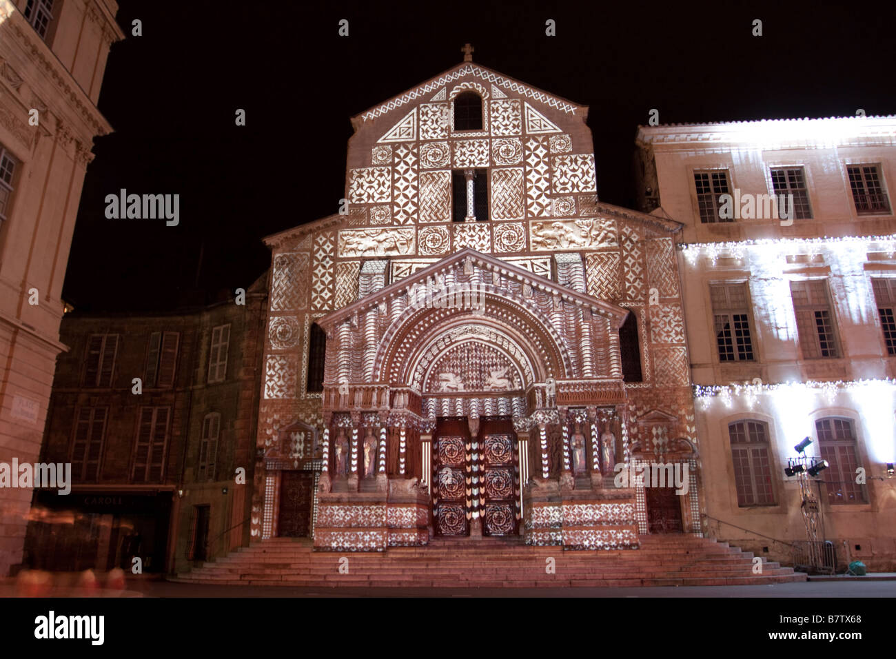 Natale Luce spettacolo chiamato Droles de Noels brillò sulla parte anteriore della chiesa di St Trophime di Arles Bouches du Rhone Francia Foto Stock