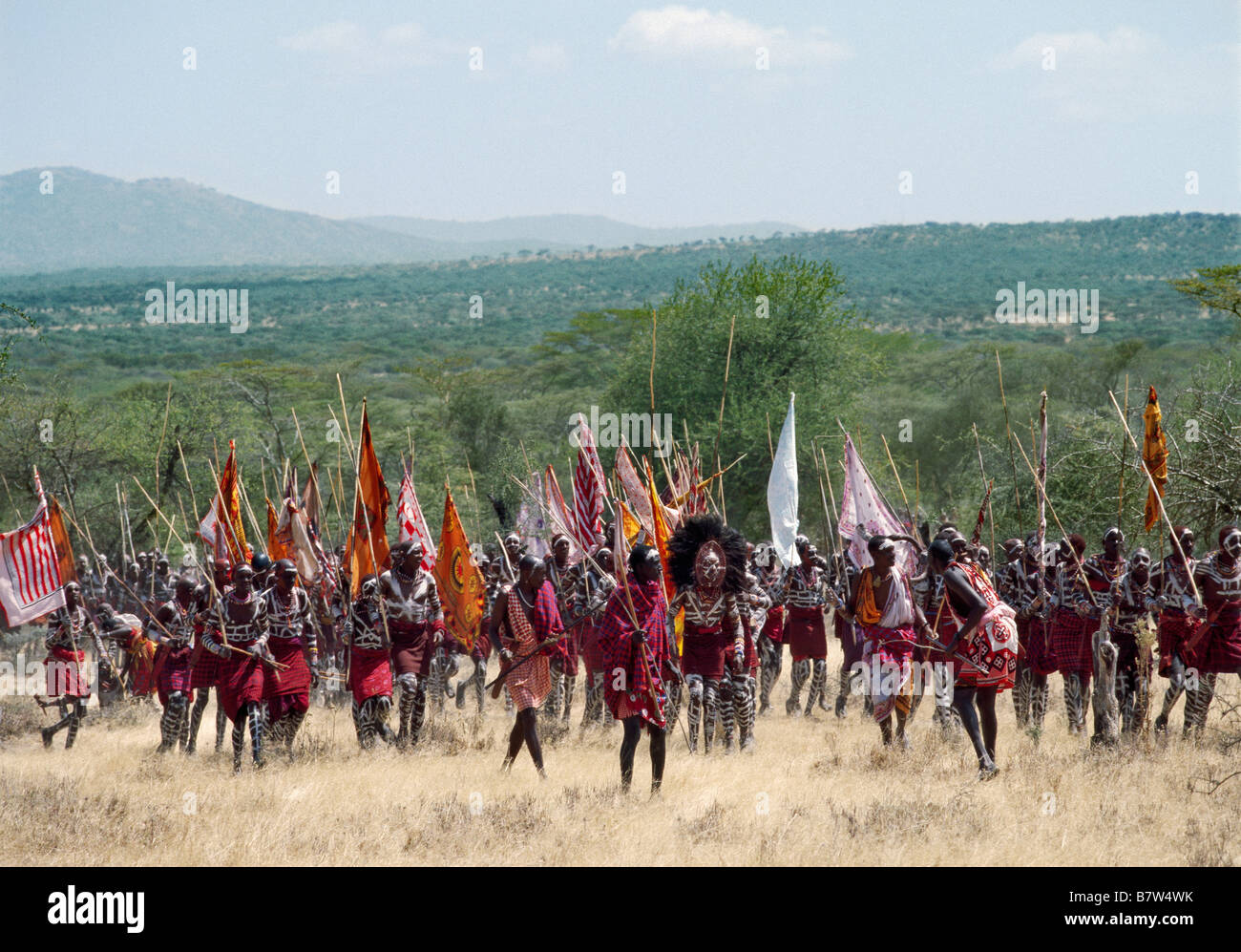 Kenya, Kajiado District, Ol Doinyo Orok. Un grande raduno di Guerrieri Maasai con bandiere e bastoni a una cerimonia Eunoto Foto Stock