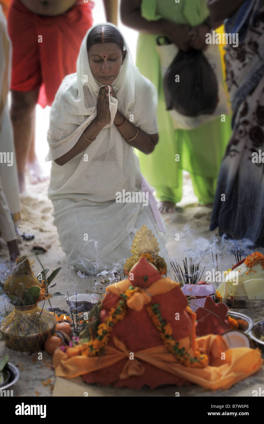 Donna che prega durante Ganesh Chaturthi festival Foto Stock
