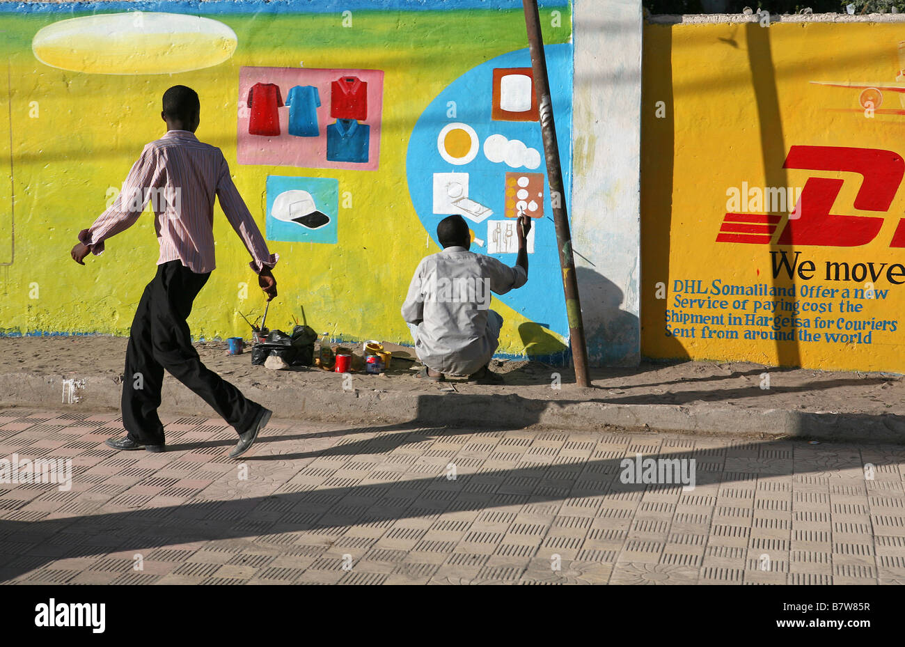 L'uomo pittura di un murale pubblicitario su una parete, Hargeisa, il Somaliland e la Somalia, Africa Foto Stock