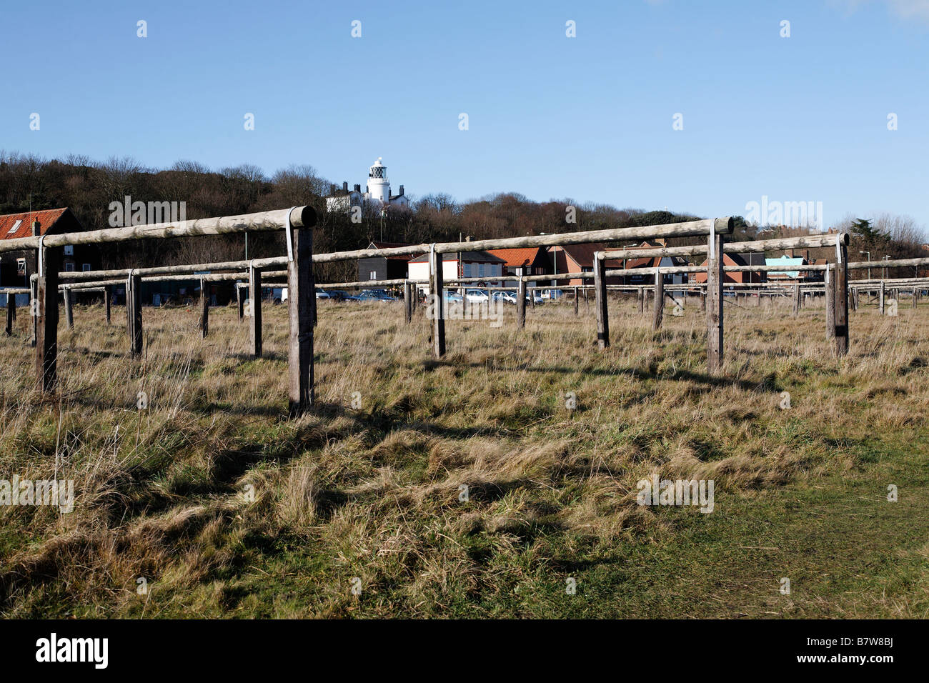 Posti di legno e le rotaie precedentemente utilizzati per la pesca delle aringhe industria Lowestoft Suffolk in Inghilterra Foto Stock