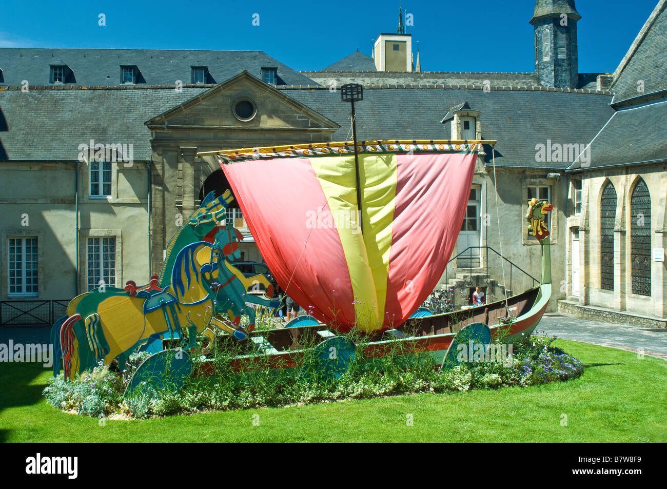 Modello di una barca di Norman al di fuori della sala che ospita l'arazzo di Bayeux in Normandia Francia Foto Stock