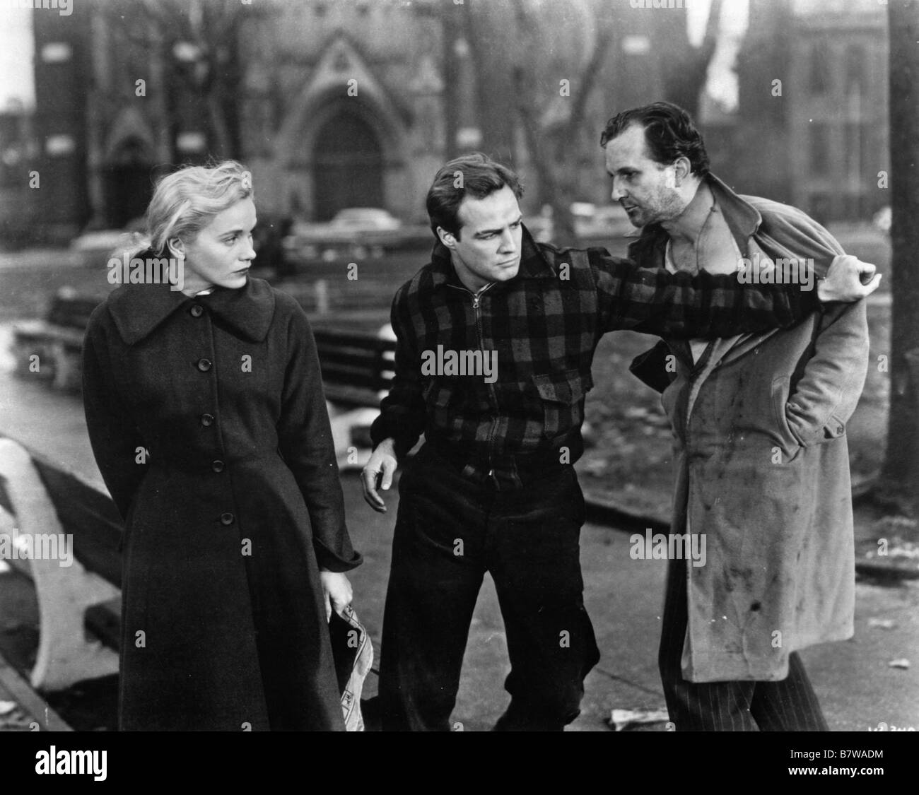 Sur les quais sul lungomare Anno: 1954 USA Marlon Brando http://www.imdb.com/name/nm0001415/ Foto Stock