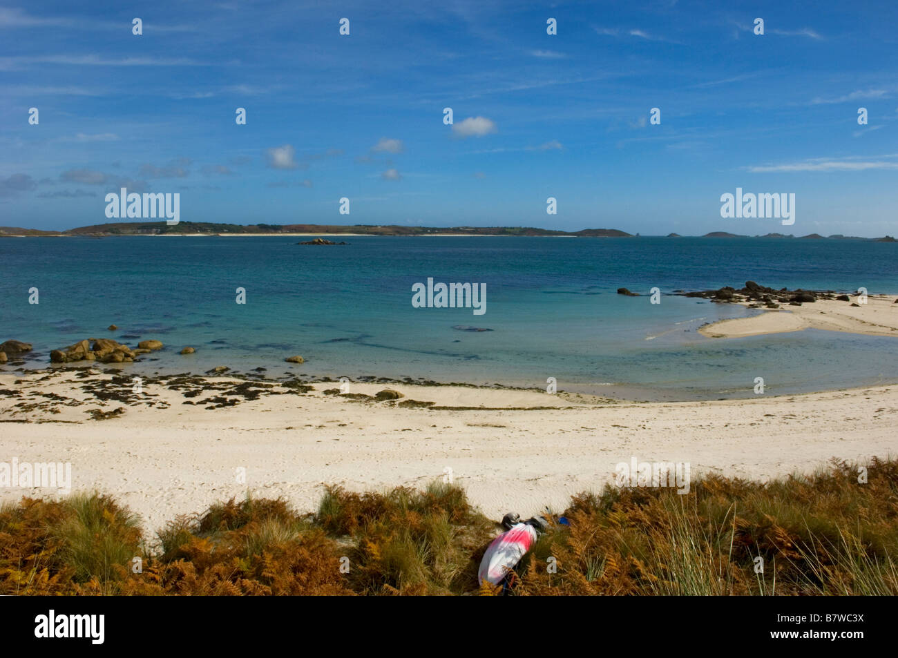 Un unico canoa giace sul vuoto spiaggia di sabbia bianca della baia di Pentle Tresco Isole Scilly Cornwall Inghilterra REGNO UNITO Foto Stock