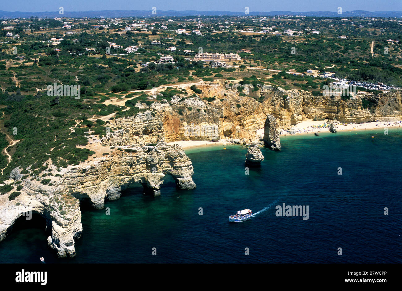 Una veduta aerea di Praia da Marinha, vicino a Benagil in Algarve, Portogallo meridionale Foto Stock