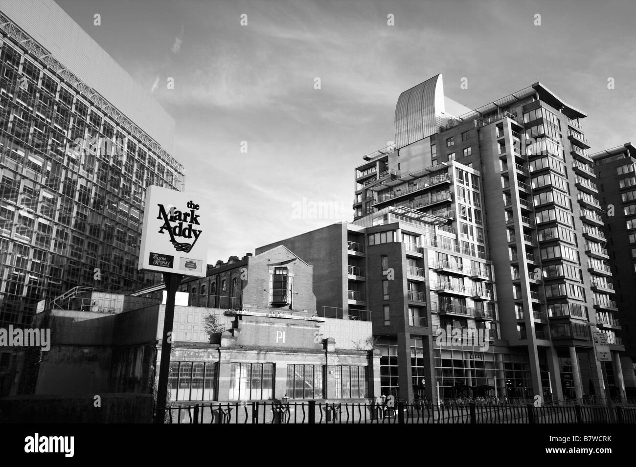 Vista della giustizia civile centro, persone di museo, Leftbank Apartments, Spinningfields, sul fiume Irwell, Manchester, Regno Unito Foto Stock