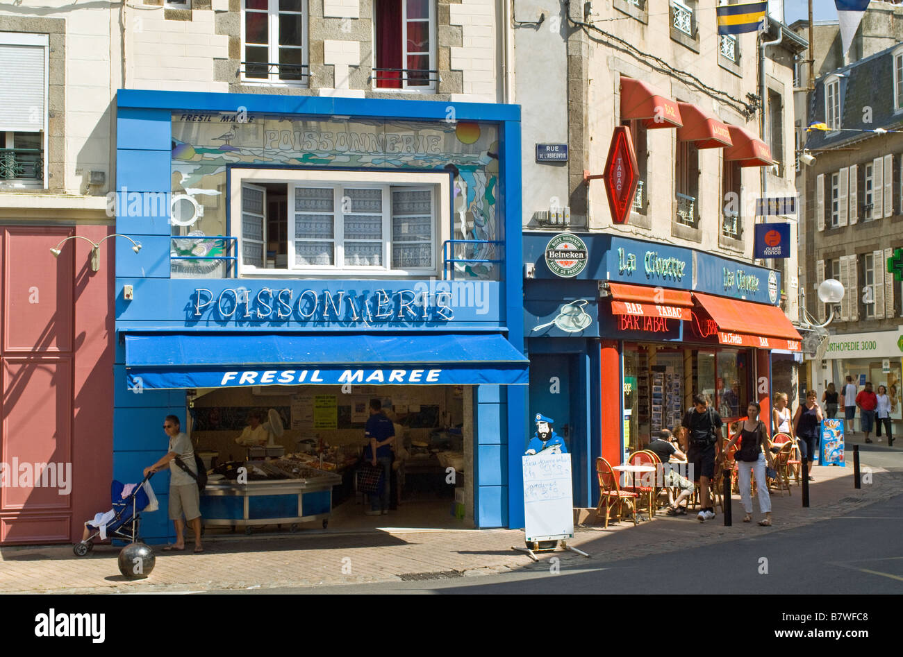 Scena di strada a Granville sur Mer in Normandia Francia Foto Stock